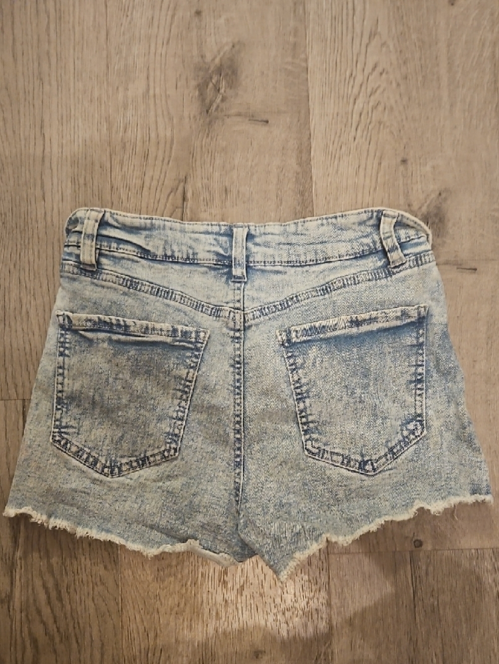 refuge Light Acid Wash Denim Shortie Shorts - Picture 3 of 3